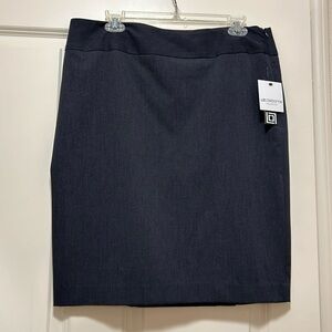 A beautiful Women skirt, size 12 design by Liz Chairborne, brand new.